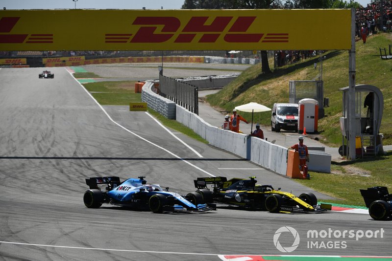 Nico Hulkenberg, Renault R.S. 19, leads George Russell, Williams Racing FW42