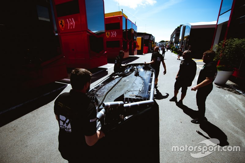 Haas F1 Team VF-19 bajo el suelo transportado por los mecánicos 