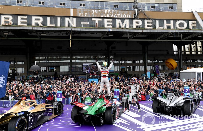 Lucas Di Grassi, Audi Sport ABT Schaeffler, vainqueur, sur sa Audi e-tron FE05, avec Sébastien Buemi, Nissan e.Dams, Nissan IMO1, Jean-Eric Vergne, DS TECHEETAH, DS E-Tense FE19