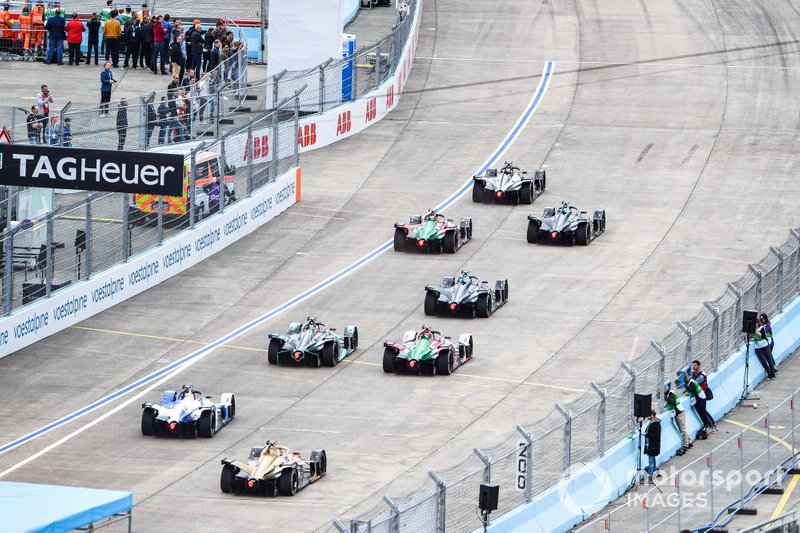 Sébastien Buemi, Nissan e.Dams, Nissan IMO1, devant Stoffel Vandoorne, HWA Racelab, VFE-05, Lucas Di Grassi, Audi Sport ABT Schaeffler, Audi e-tron FE05, Gary Paffett, HWA Racelab, VFE-05, Daniel Abt, Audi Sport ABT Schaeffler, Audi e-tron FE05, Alex Lynn, Panasonic Jaguar Racing, Jaguar I-Type 3, Antonio Felix da Costa, BMW I Andretti Motorsports, BMW iFE.18, Jean-Eric Vergne, DS TECHEETAH, DS E-Tense FE19 au départ