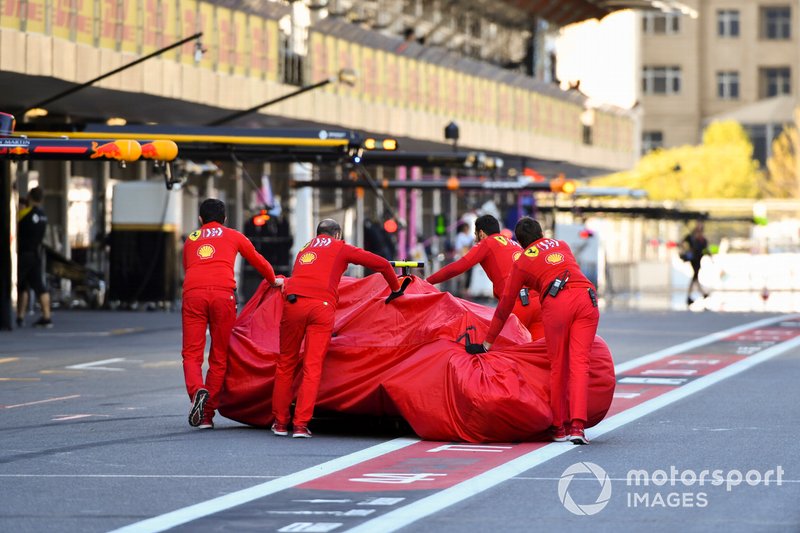 Coche accidentado de Charles Leclerc, el Ferrari SF90 empujado por los mecánicos de Ferrari por el pit lane
