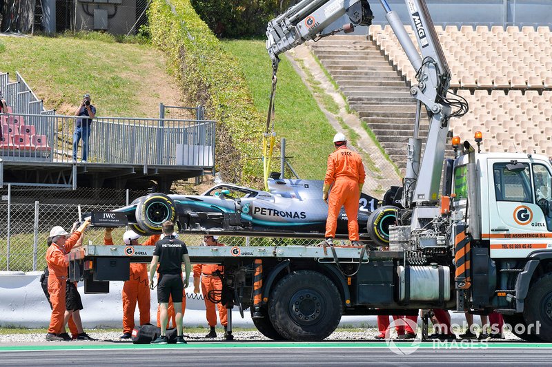El coche de Nikita Mazepin, Mercedes AMG F1 remolcado
