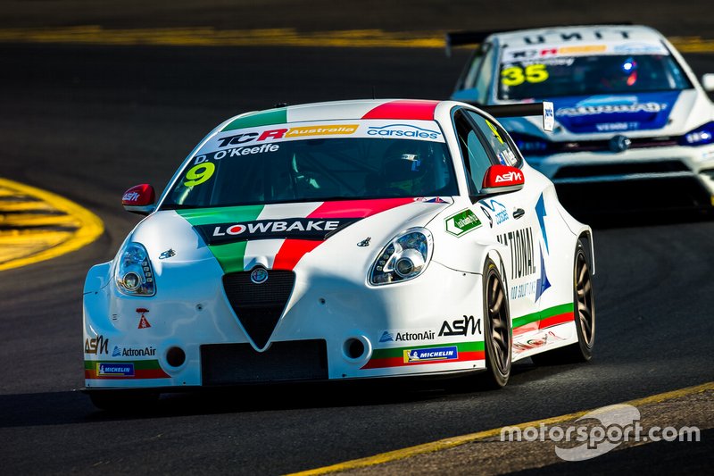 #9 Ashley Seward, Dylan OKeeffe, Alfa Romeo Giulietta; #35 Alliance Autosport, Alexandra Whitley, Volkswagen Golf GTI