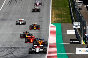 Kimi Raikkonen, Alfa Romeo Racing C38, voor Lando Norris, McLaren MCL34, Sebastian Vettel, Ferrari SF90, Max Verstappen, Red Bull Racing RB15, en Pierre Gasly, Red Bull Racing RB15