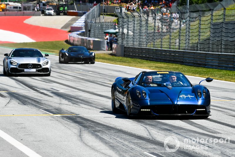 El desfile de F1 Legends Supercar con ex pilotos de F1 y Jos Verstappen