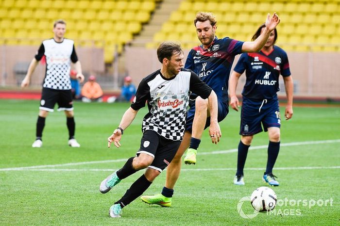 Pierre Gasly, Red Bull Racing jugando a fútbol