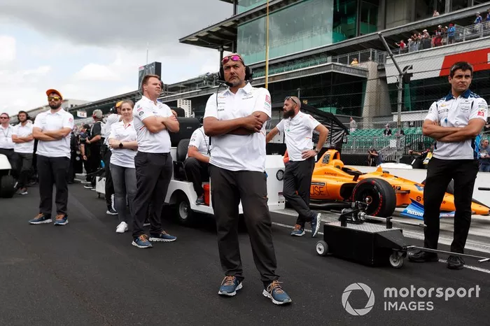 Equipo de Fernando Alonso, McLaren Racing Chevrolet miran como Kyle Kaiser derrota a Fernando Alonso, McLaren Racing Chevrolet