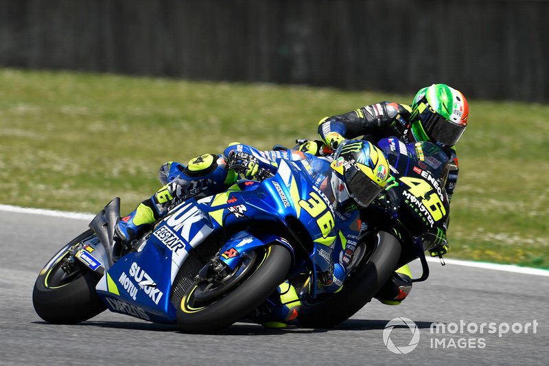 Toque entre Valentino Rossi, Yamaha Factory Racing, y Joan Mir, Team Suzuki MotoGP