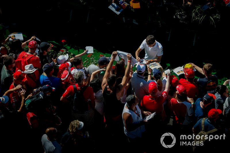 Lando Norris, McLaren signs a autograph for a fan