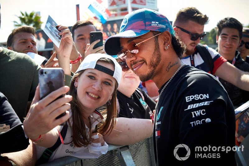 Lewis Hamilton, Mercedes AMG F1 poses for a selfie with a fan