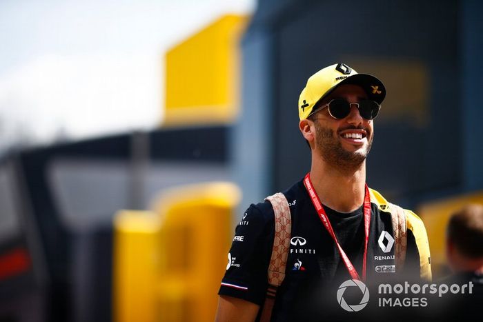 Daniel Ricciardo, Renault en el paddock
