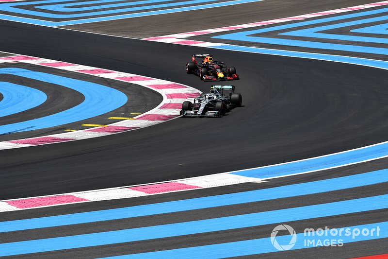 Valtteri Bottas, Mercedes AMG W10, lidera Max Verstappen, Red Bull Racing RB15
