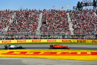 Sebastian Vettel, Ferrari SF90, voor Lewis Hamilton, Mercedes AMG F1 W10