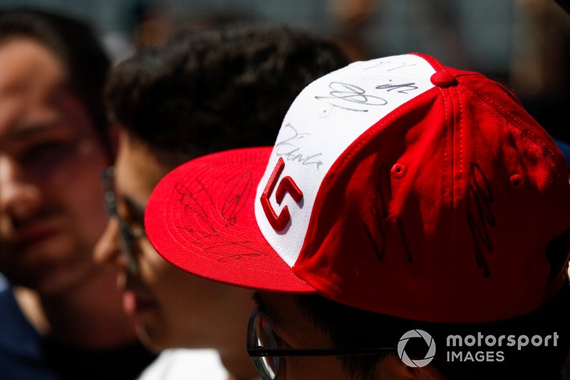 Un sombrero firmado por Lance Stroll, Racing Point, perteneciente a un aficionado