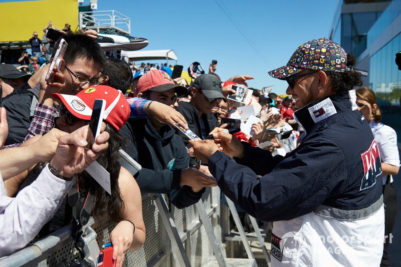 Lewis Hamilton, Mercedes AMG F1 signs a autograph for a fan