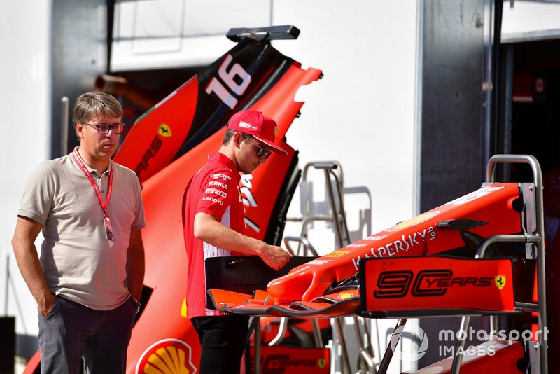 Charles Leclerc, Ferrari, esamina un'ala frontale