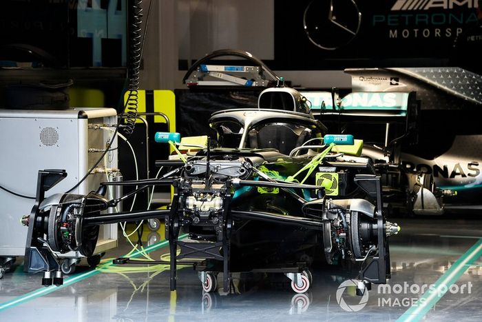 Un Mercedes AMG F1 W10 sin carrocería