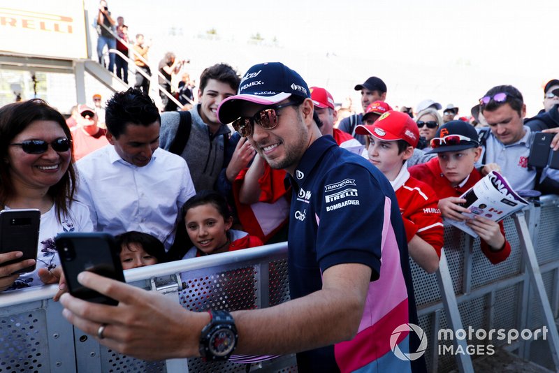 Sergio Perez, Racing Point takes a selfie with a fan