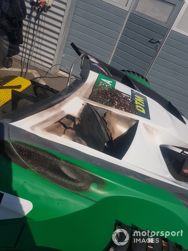 Die verkohlten Luftauslässe auf der Motorhaube von Spenglers BMW. Doch das war nicht der einzige Zwischenfall des Tages. Auch ...