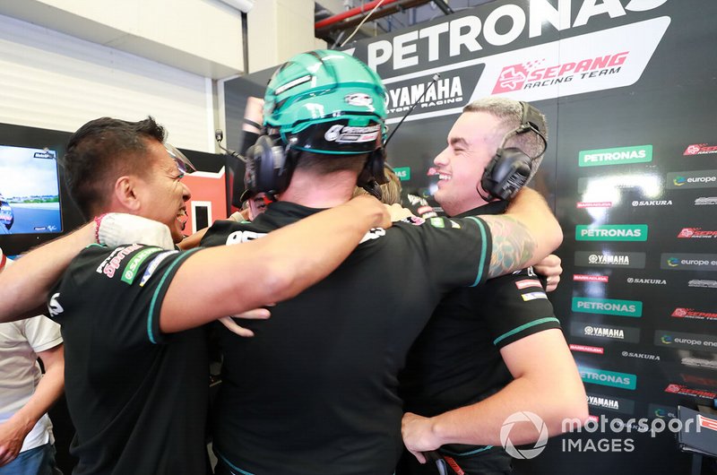 Los miembros del equipo de Petronas Yamaha SRT celebran