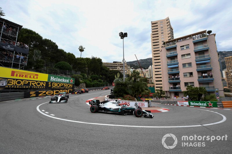 Lewis Hamilton, Mercedes AMG F1 W10, ve Valtteri Bottas, Mercedes AMG W10, ve Max Verstappen, Red Bull Racing RB15