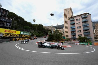 Lewis Hamilton, Mercedes AMG F1 W10, voor Valtteri Bottas, Mercedes AMG W10, en Max Verstappen, Red Bull Racing RB15