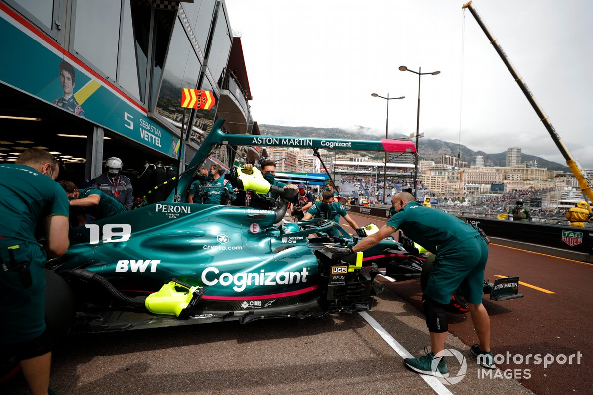 Lance Stroll, Aston Martin AMR21, torna in garage