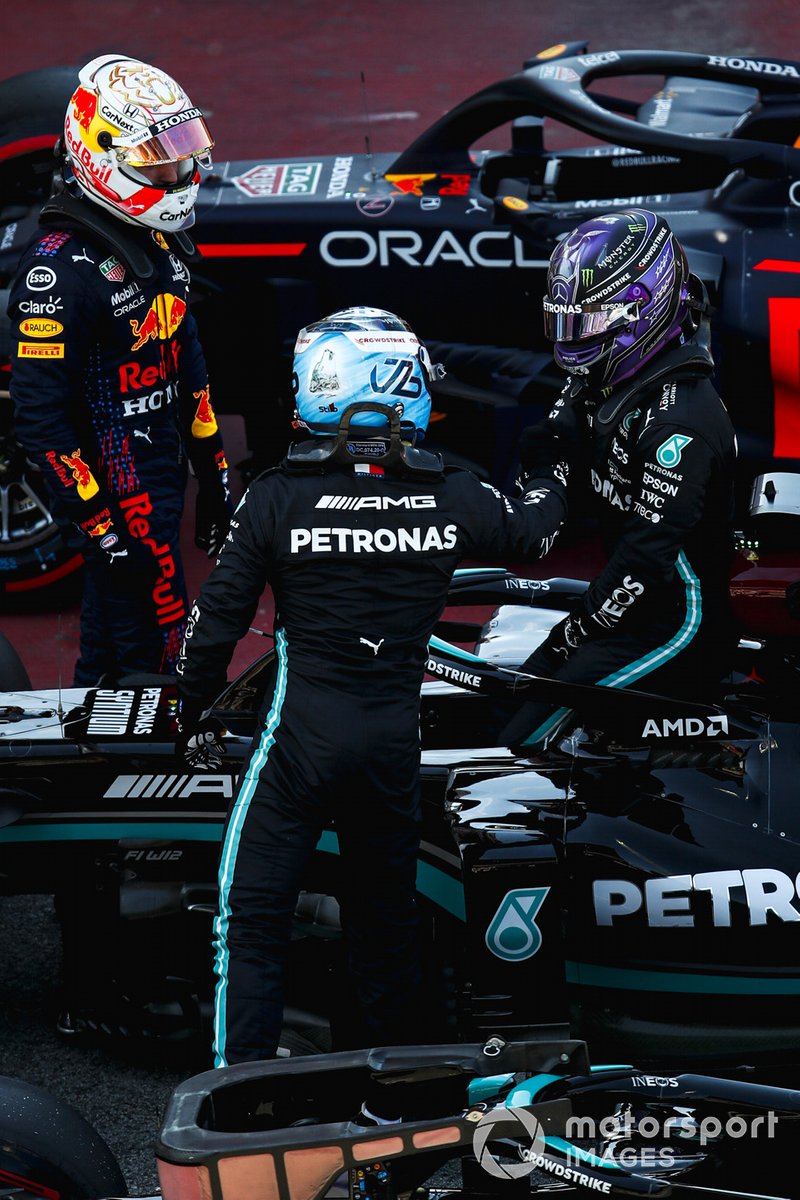 Valtteri Bottas, de Mercedes, y Max Verstappen, de Red Bull Racing, felicitan al ganador de la pole Lewis Hamilton, de Mercedes, al lograr su pole 100 en el Parc Ferme