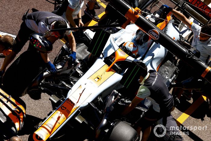 Lando Norris, McLaren MCL35M en pit lane