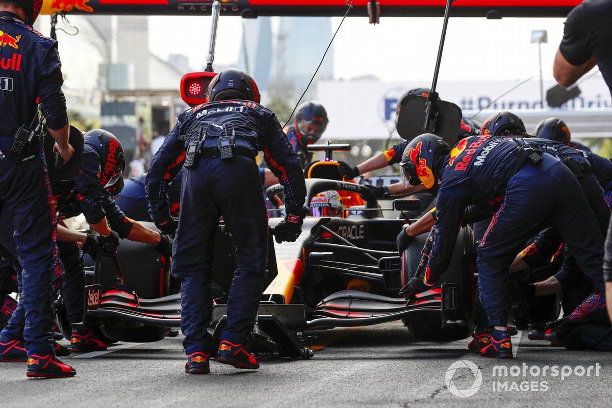 Max Verstappen, Red Bull Racing RB16B, ai box