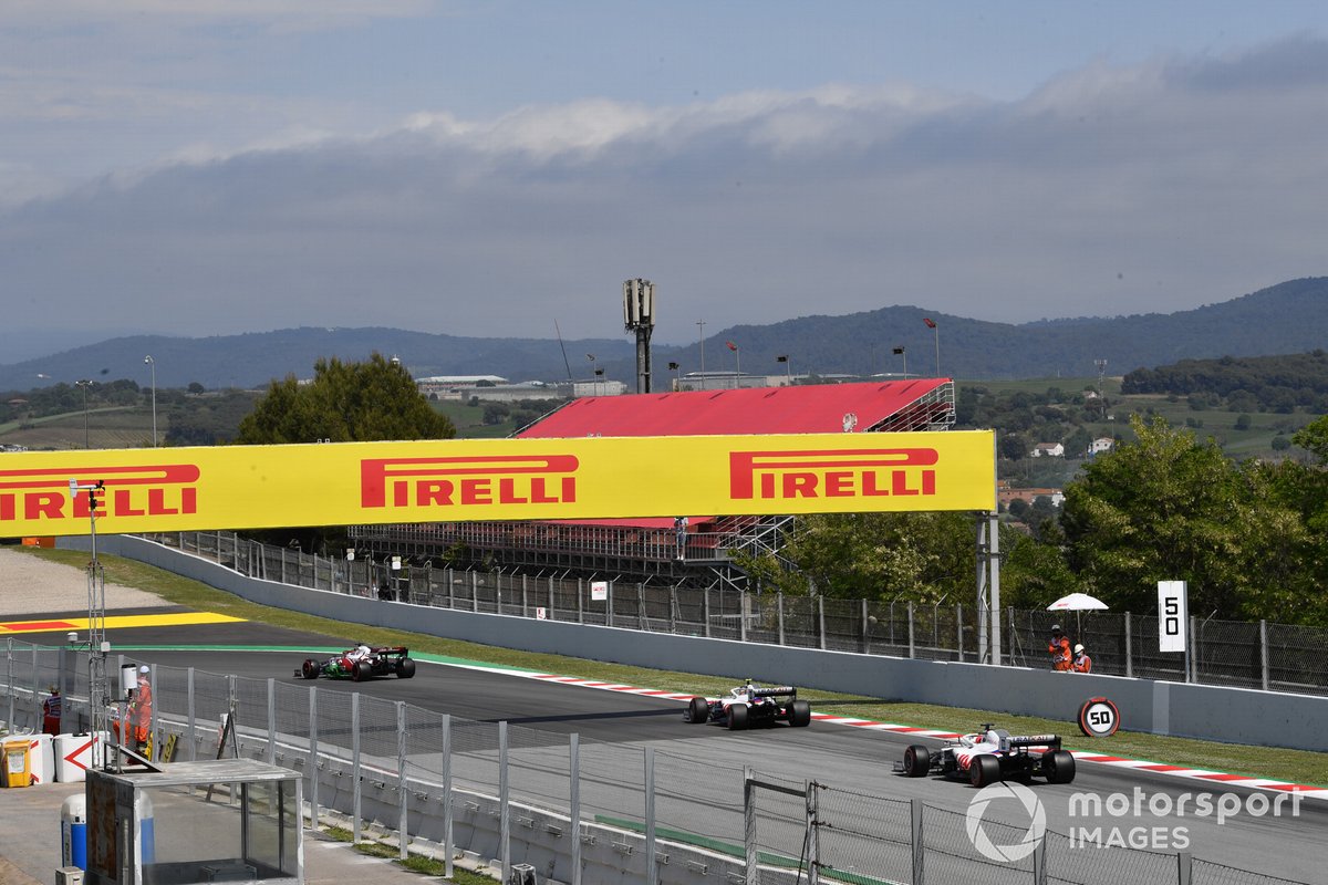 Kimi Raikkonen, Alfa Romeo Racing C41, Mick Schumacher, Haas VF-21, e Nikita Mazepin, Haas VF-21