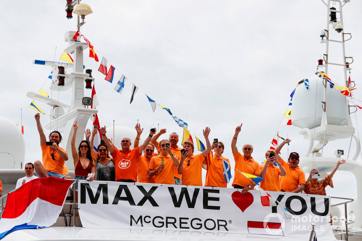 Fan diMax Verstappen, Red Bull Racing, su uno yacht