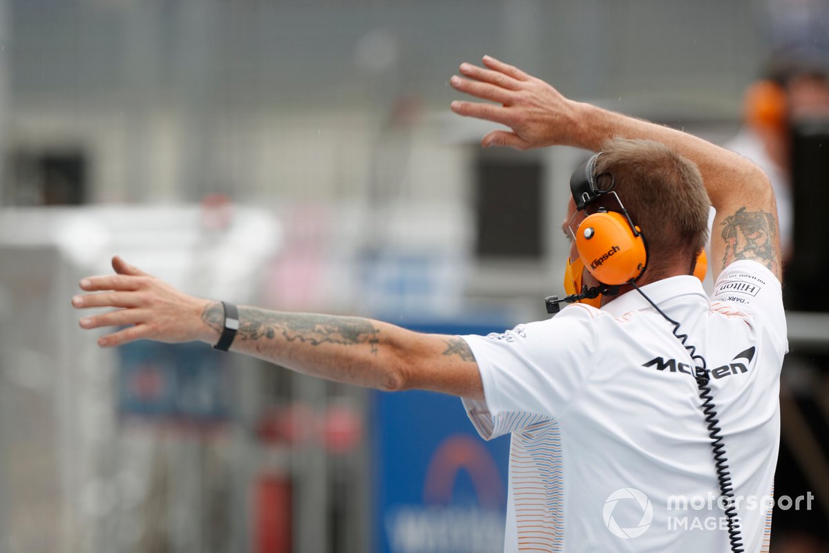 Un meccanico McLaren dà la direzione