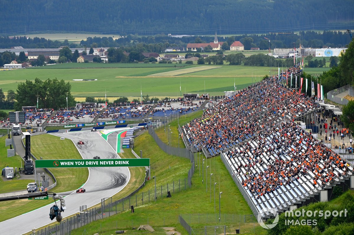 Charles Leclerc, Ferrari SF21, Lewis Hamilton, Mercedes W12, Carlos Sainz Jr., Ferrari SF21