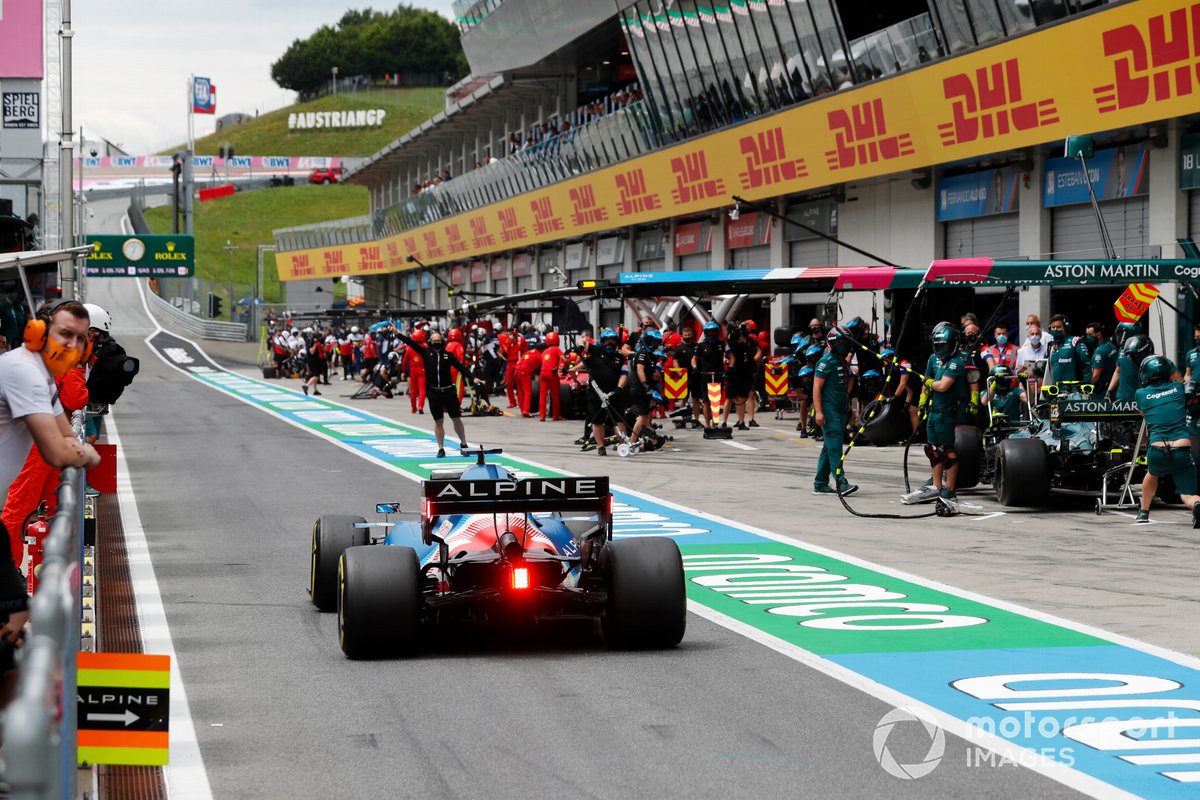 Guanyu Zhou, Alpine A521, en pit lane
