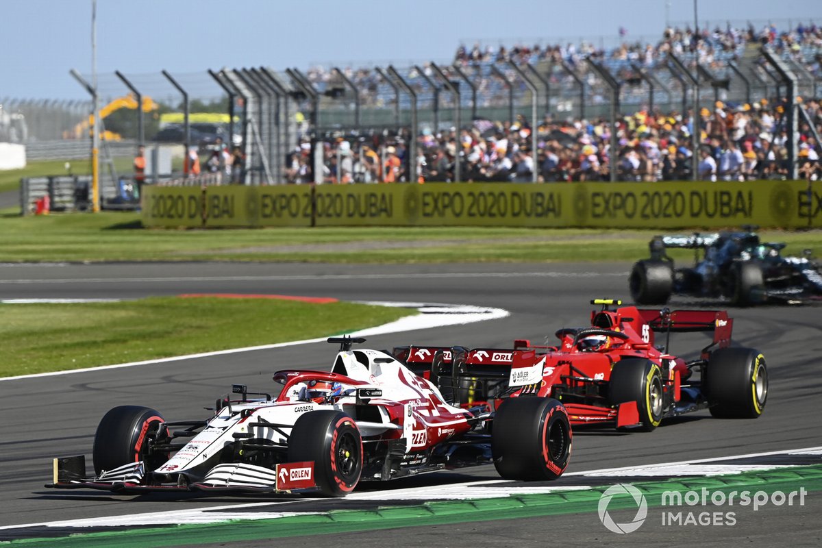 Kimi Raikkonen, Alfa Romeo Racing C41, Carlos Sainz Jr., Ferrari SF21
