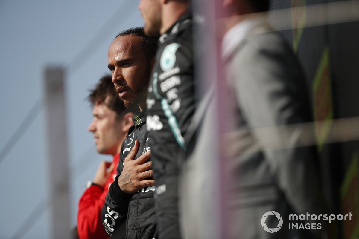 Lewis Hamilton, Mercedes, primo classificato, sul podio