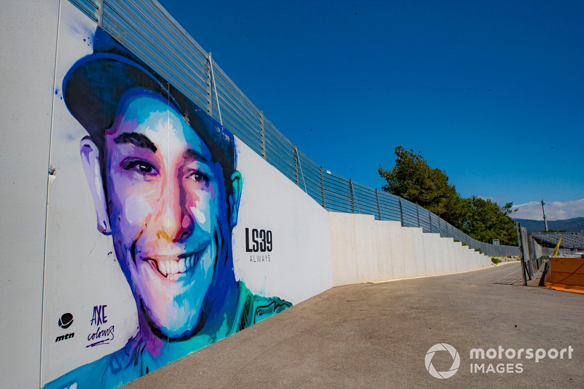 Homenaje a Luis Salom 39 en una barda del circuito