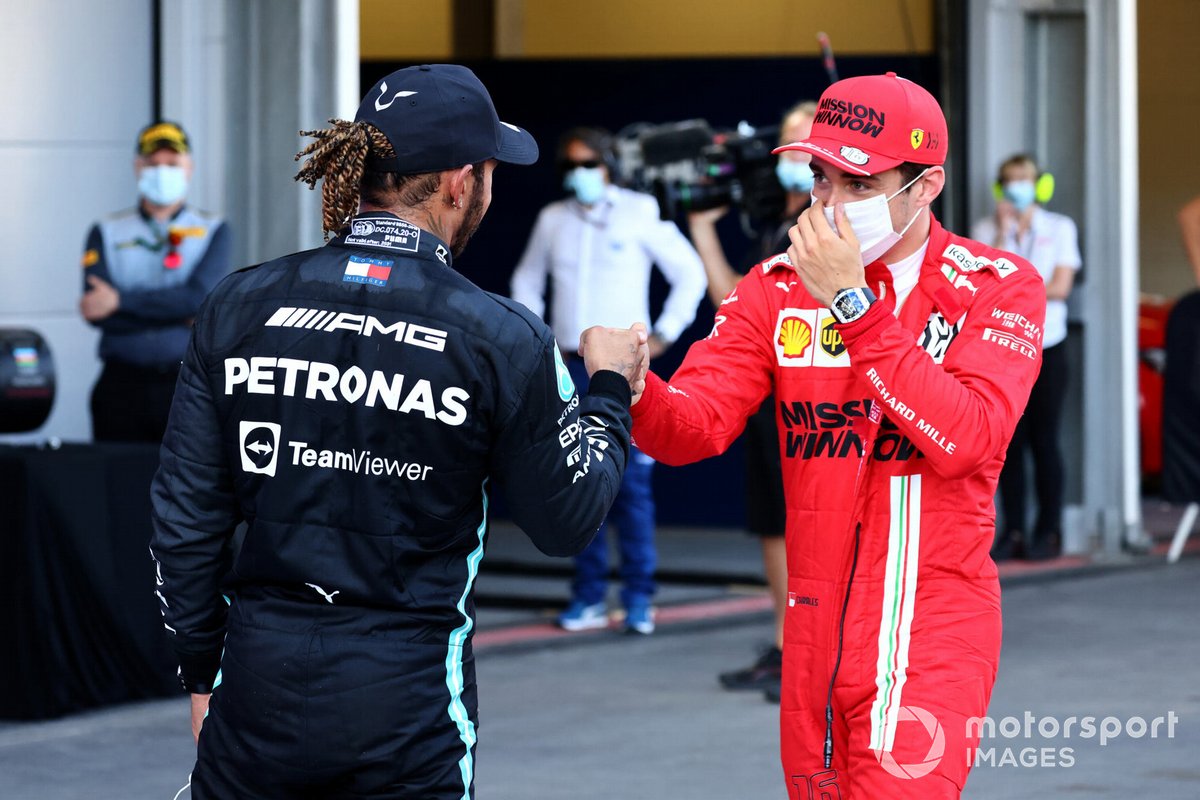 Lewis Hamilton, Mercedes, parla con il poleman Charles Leclerc, Ferrari, nel Parco Chiuso
