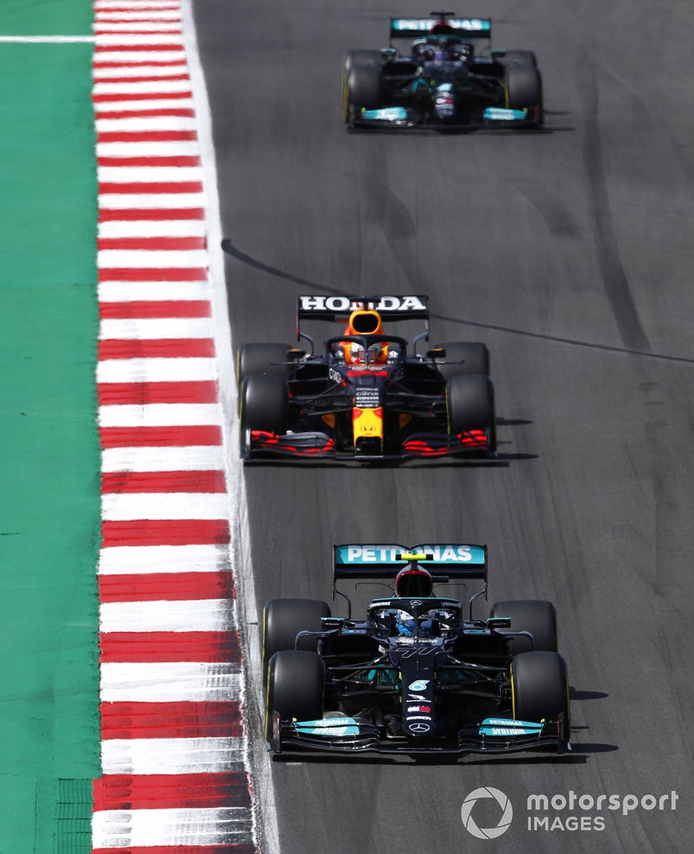 Valtteri Bottas, Mercedes W12, Max Verstappen, Red Bull Racing RB16B, e Lewis Hamilton, Mercedes W12