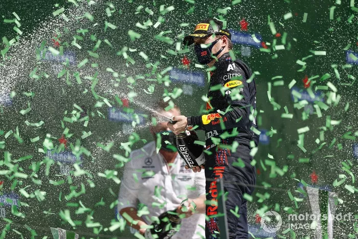 Podio: ganador de la carrera Lewis Hamilton, Mercedes, y el segundo lugar Max Verstappen, Red Bull Racing