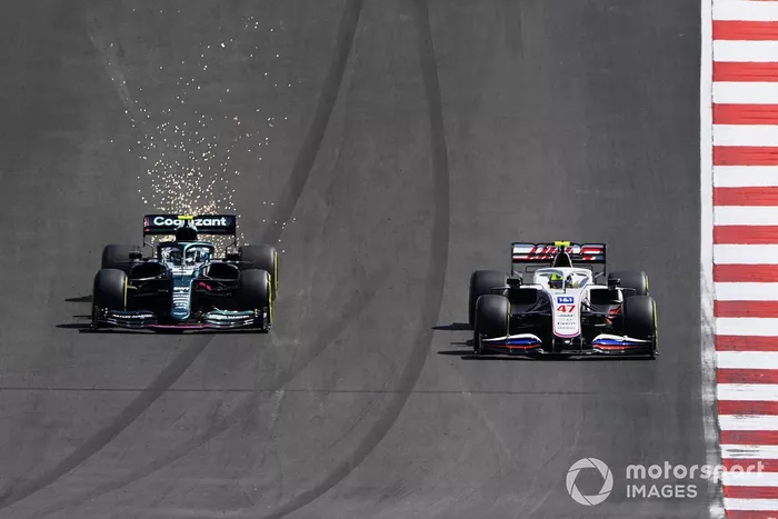 Mick Schumacher, Haas VF-21, Sebastian Vettel, Aston Martin AMR21