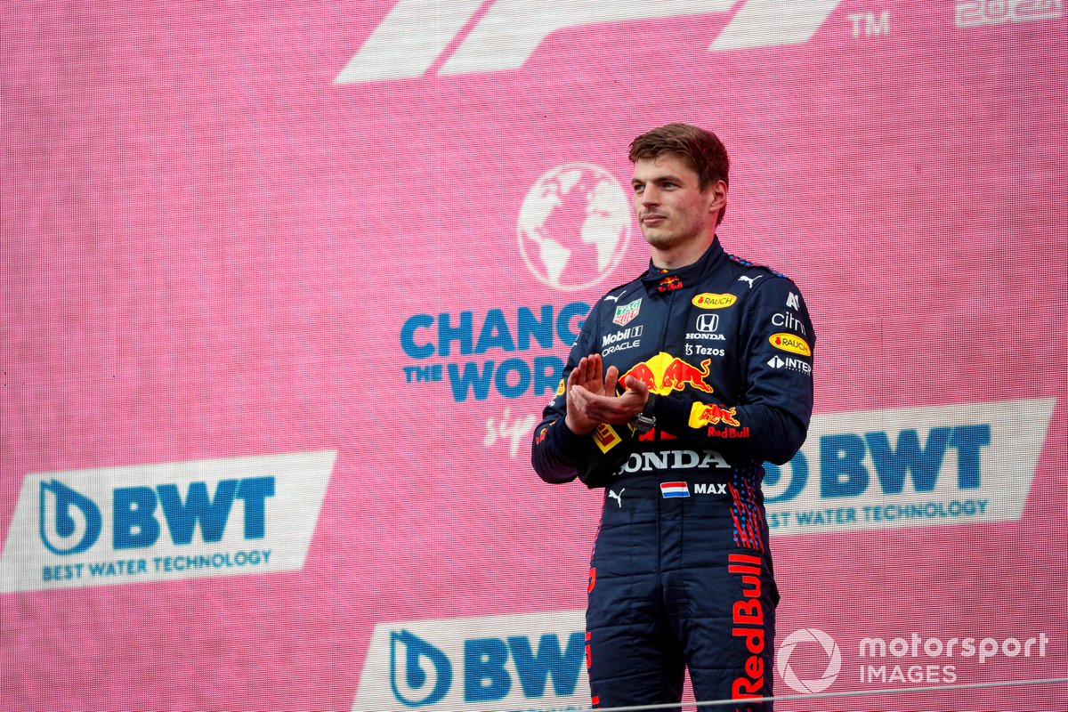 Podio: ganador de la carrera Max Verstappen
