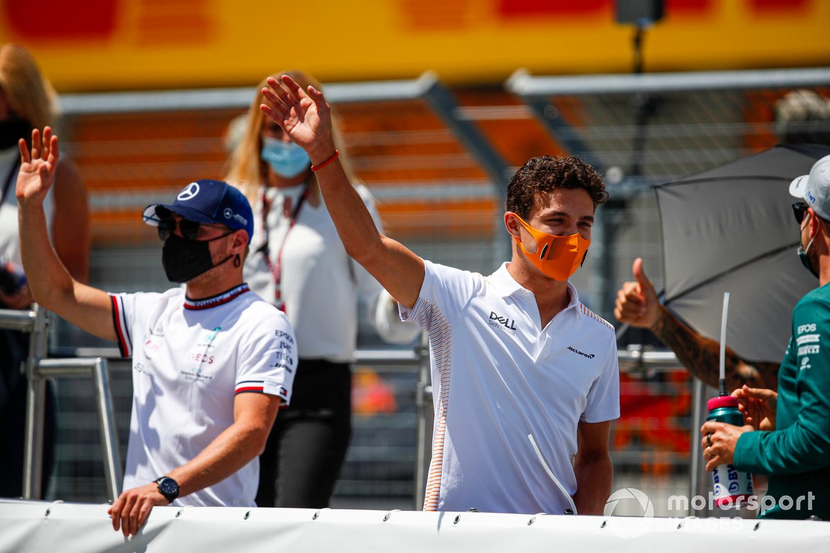 Valtteri Bottas, Mercedes, Lando Norris, McLaren en el desfile de pilotos