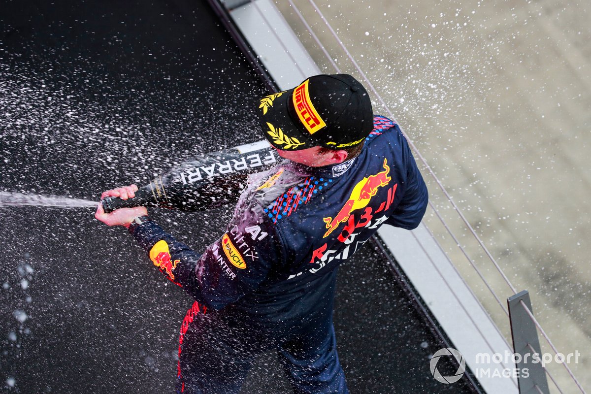 Max Verstappen, Red Bull Racing, 1° classificato, festeggia sul podio