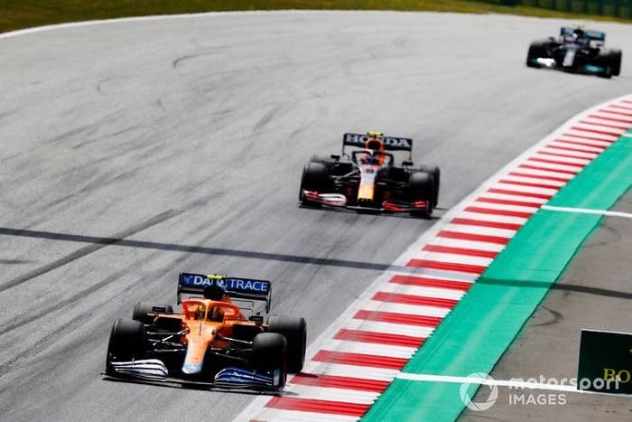 Lando Norris, McLaren MCL35M, Sergio Pérez, Red Bull Racing RB16B