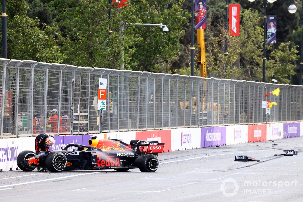 Max Verstappen, Red Bull Racing, esce dalla sua macchina dopo l'incidente