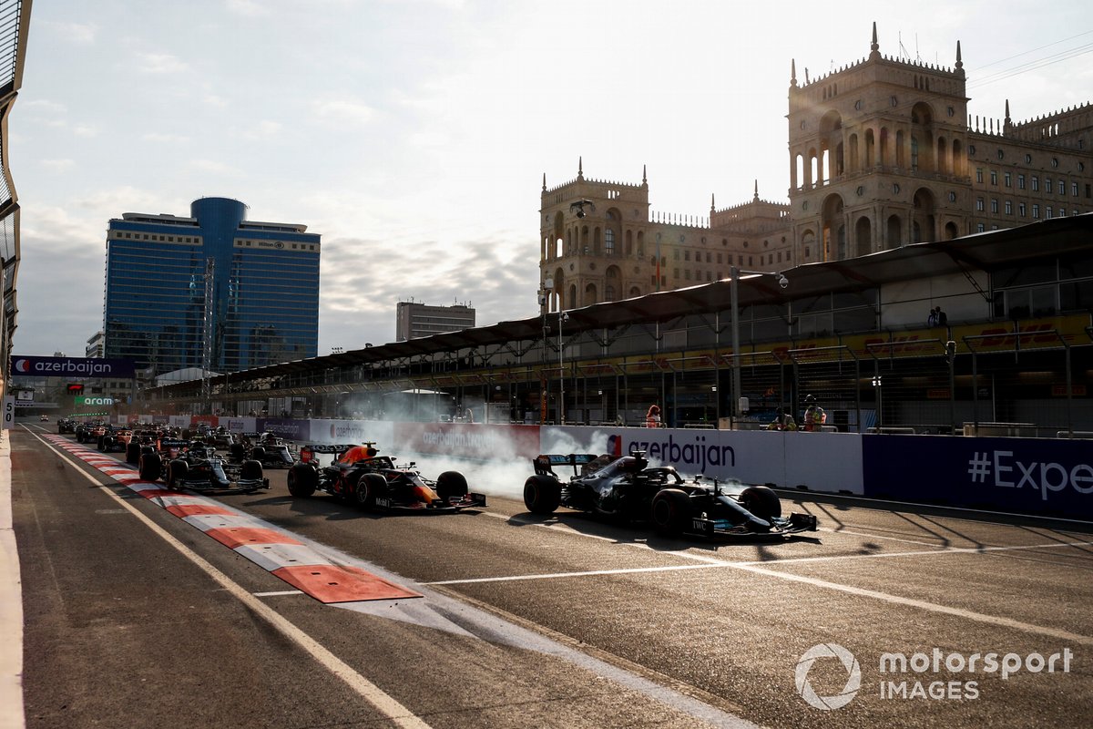 Lewis Hamilton, Mercedes W12 e Sergio Perez, Red Bull Racing RB16B alla ripartenza della gara