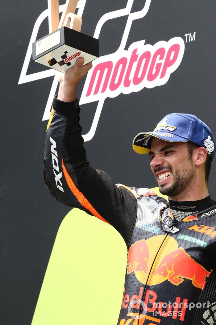 Podio: ganador de la carrera Miguel Oliveira, Red Bull KTM Factory Racing