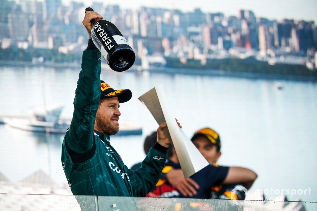 Sebastian Vettel, Aston Martin, 2° classificato, con il suo trofeo e lo Champagne